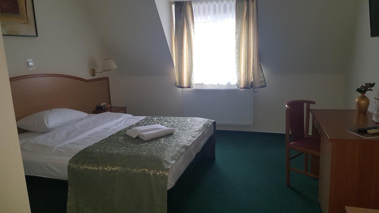 Hotel Melody Орадеа Екстериор снимка