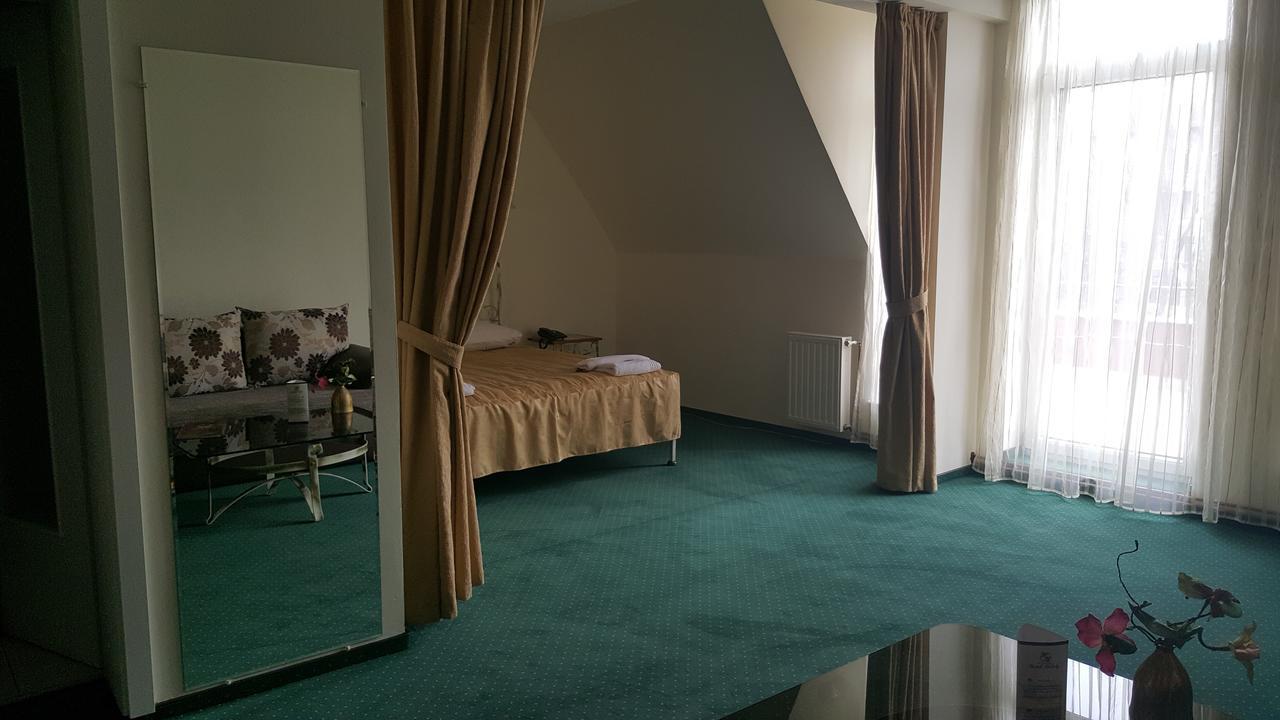 Hotel Melody Орадеа Екстериор снимка