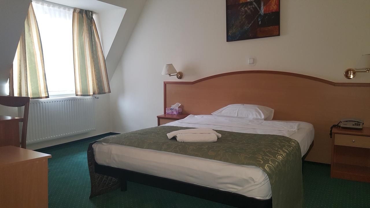 Hotel Melody Орадеа Екстериор снимка