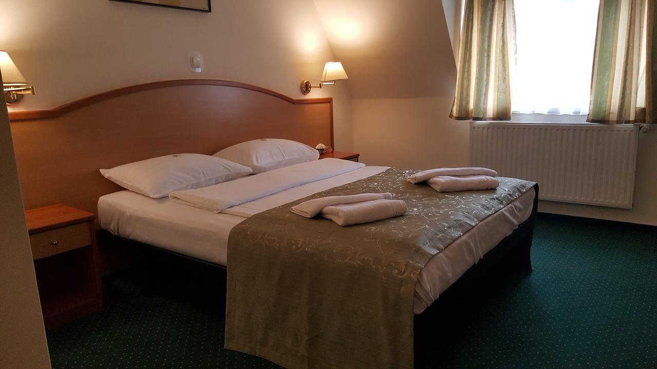 Hotel Melody Орадеа Екстериор снимка
